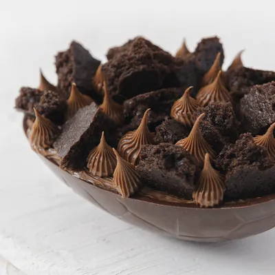 Huevo con relleno cremoso y brownie